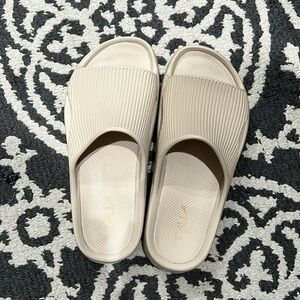 Calia Molded Slides
